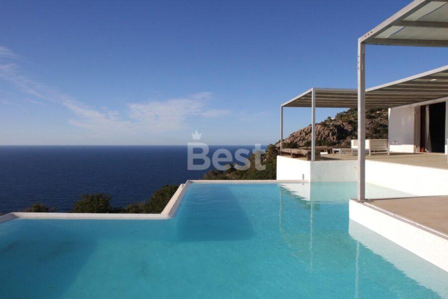 Villa arquitectónica con vistas infinitas al mar con licencia turística en venta en San Miguel, Ibiza REF: CMSDT101